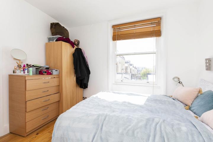 Modern Apartment Milverton Road, London